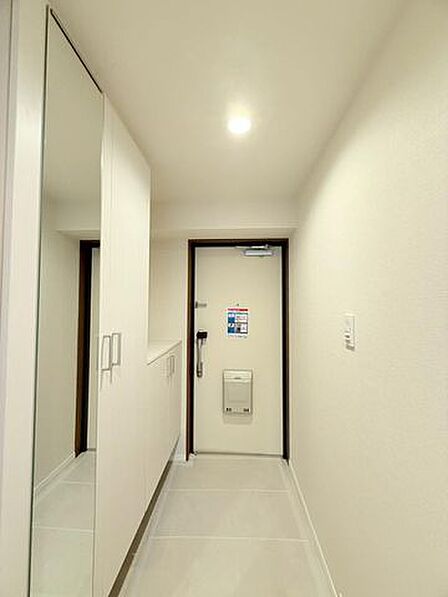散らかりがちな玄関もスッキリまとまる玄関収納付き。全身鏡もあり身だしなみチェックも○
