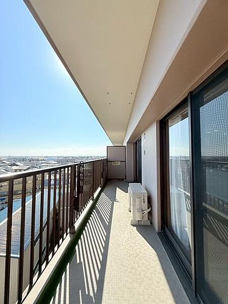 布団が干しやすいロングバルコニー!屋根付きで急な雨でも安心です!