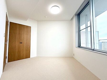 【洋室5.8帖】大きな窓から明るい陽ざしが差し込みます☆