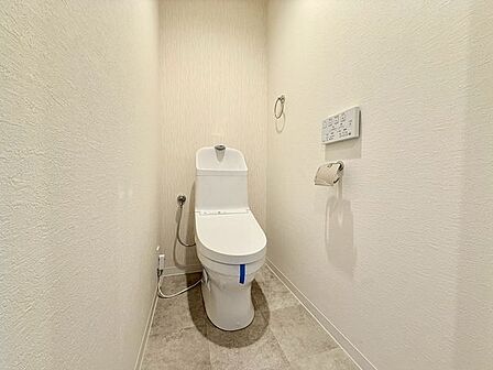 トイレ交換済み。白を基調とした清潔感のある空間です。