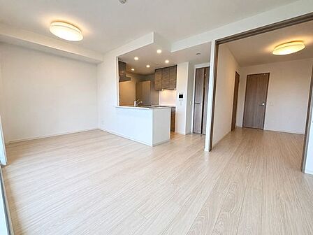 《リビング》洋室を開放すれば広々とした空間に♪※写真は一部加工(家具・備品の消去等)を含みます