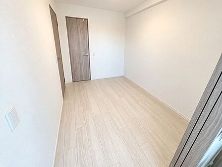 《洋室5帖》WIC付き。リビング側廊下側の2カ所から出入り可能※写真は一部加工(家具・備品の消去等)を含みます