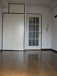 キリマンジャロハウス 302 地下3階1Kのリビング/ダイニング