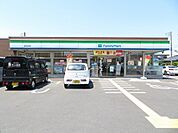 コンビニ「ファミリーマート春日部米島店まで562m」