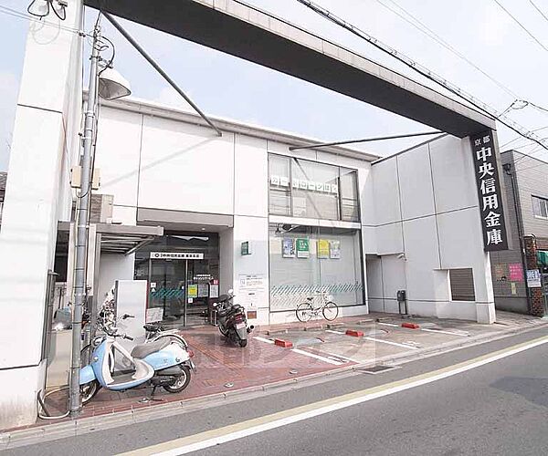 画像21:京都中央信用金庫 墨染支店まで190m 京阪墨染駅からすぐの立地。コインパーキングがございます。