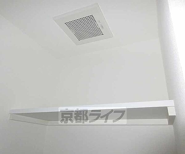 画像28:トイレ上の収納棚です