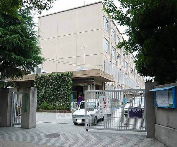 画像28:竹田小学校まで700m 竹田駅の東側にある小学校です。