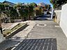 その他：前面道路（左が物件）