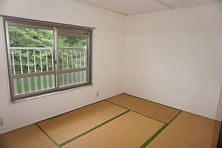 ライフスタイルに合わせて自由に使える、使い勝手の良い和室は約6帖