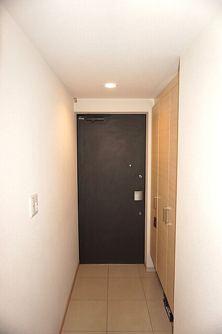 安心のダブルロックドア。収納も充実しています