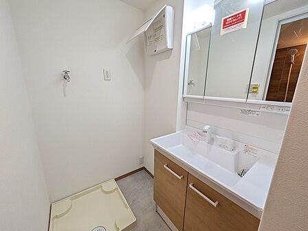 使い勝手の良い3面鏡・シャンプードレッサータイプの洗面台