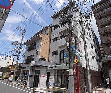 外観：細長いマンションです。