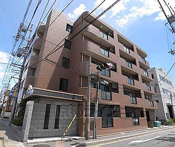 外観：1号線沿いのパリっとしたマンション