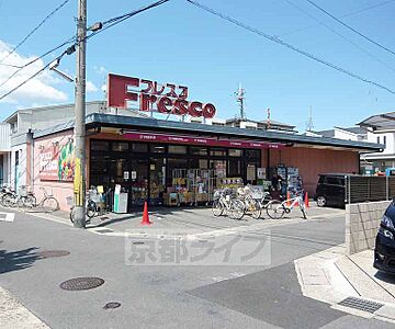 周辺：フレスコ 向島店まで19m 駐車場もございます。