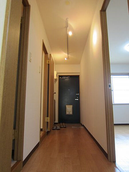 画像17:リビングから玄関への廊下