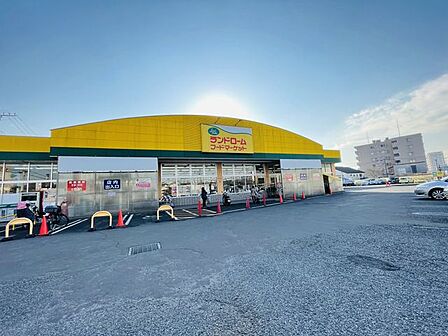 ランドロームフードマーケット勝田台店 徒歩28分。 2190m