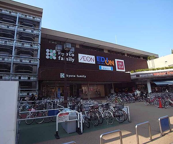 画像25:ダックス京都ファミリー店まで89m 地元の人に親しまれた京都ファミリー。葛野大路四条の交差点にございます。