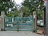 周辺：通学路は穏やかな住宅街の中の道なので、お子さんの通学も安心。