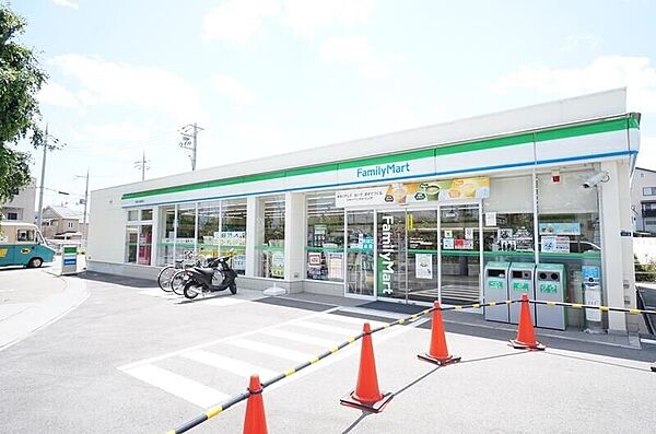 ファミリーマート宝塚山本駅前店 2375m