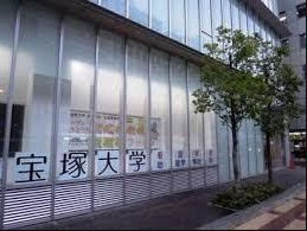 宝塚大学図書館 778m