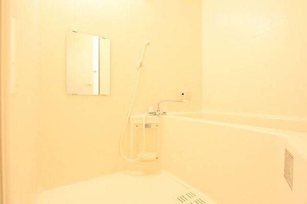 画像4:清潔感のある白いお風呂も良いですね