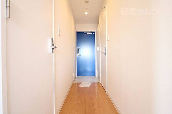 画像15:青色の玄関ドアがオシャレ！