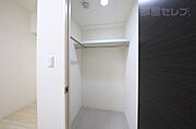 ウォークインクローゼットで収納便利です
