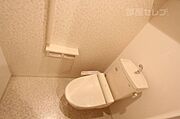 温水洗浄便座が設備として備わります。