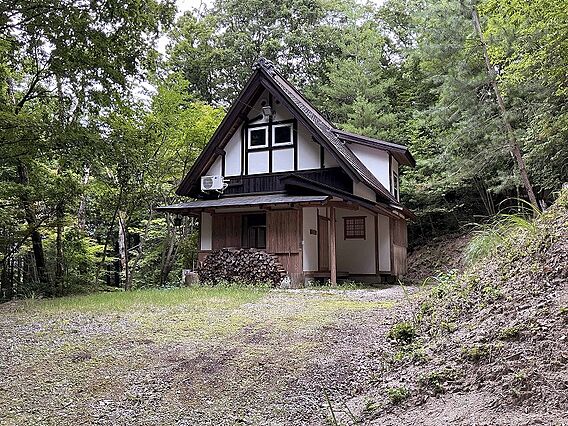 建物の前のスペ...