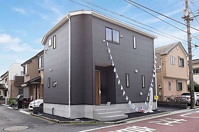 外観:風通しの良い角地の邸宅、完成いたしました。 外観:風通しの良い角地の邸宅、完成いたしました。