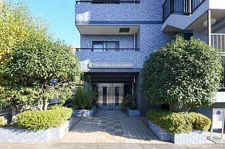 外観|都会的な玄関アプローチは周囲の緑と調和し美しい佇まいです。