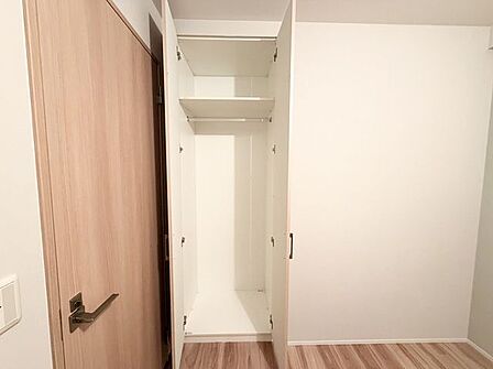 日用品や小物類はもちろん、本や書類の整理・保管にも便利。居室をすっきりと保ちやすい収納スペースです。