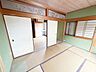 寝室：2階東側の和室6帖。北東の2面採光です。寝室にもおすすめのお部屋です◎隣の和室6帖と続き間になっており、用途に合わせて広々とお使いいただけます。