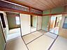 和室：2階西側の和室6帖。隣の和室6帖と続き間になっており、襖を開ければ開放感たっぷり！お子さまの遊び場やご親族が集まる場としても活躍します。