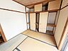寝室：2階の和室4.5帖。南西向きの2面採光で明るいお部屋です。収納力押入れも魅力！約4.5帖のバルコニーへ出られるため寝室にもおすすめです。