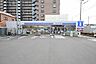 周辺：ローソン福生武蔵野台一丁目店　徒歩3分・24時間営業が頼もしく、ATMや宅配便の利用が可能です。