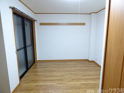 アルバ・フローレスタ 103 1階1Kのリビング/ダイニング