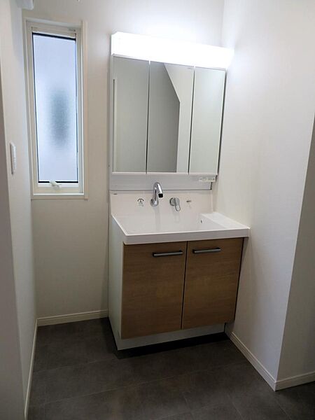 洗面所：洗面室には三面鏡のシャワードレッサーを搭載です。窓もあり換気も出来ます。