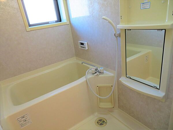 画像18:追い焚き付きの浴室です。窓もあり換気も出来ますね。