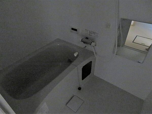 画像14:追い焚き付きの浴室。
