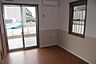 寝室：一戸建てだから、全室に窓がついてますよ。