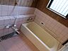 浴室：大きな一坪風呂には追い焚き付きです。窓もあり換気もできますね。