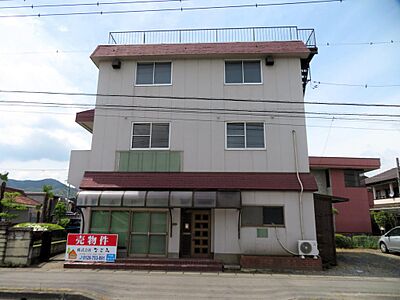 外観:栃木市薗部町に建つ3階建ての7DK。現況販売の為、室内のリフォームは必須。事務所や2世帯住宅として利用するのもおススメ。また環状線沿いの物件の為、建物解体し土地としても利用するのもおススメです! 外観:栃木市薗部町に建つ3階建ての7DK。現況販売の為、室内のリフォームは必須。事務所や2世帯住宅として利用するのもおススメ。また環状線沿いの物件の為、建物解体し土地としても利用するのもおススメです!