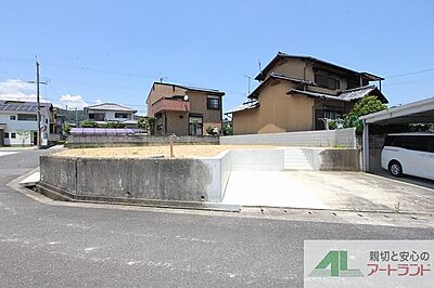 外観：陽当たり良い南向き、角地、建築条件なし