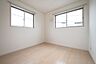 子供部屋：【　居室　／　5.2帖　】全居室クローゼット収納＆フローリング仕様。二面採光で明るく開放的なお部屋です