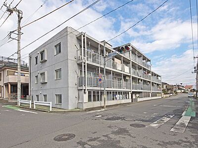 外観：【　マンション外観　】JR「東飯能」駅から徒歩11分／地上4階建／低層マンション／陽当たり良好な南向き