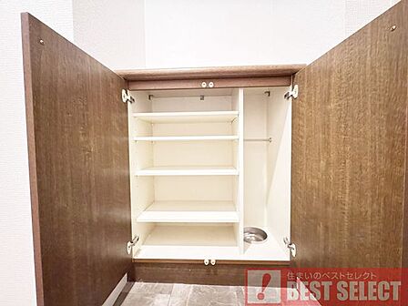 ■シューズボックスの棚には趣味の小物を飾っても素敵ですね
