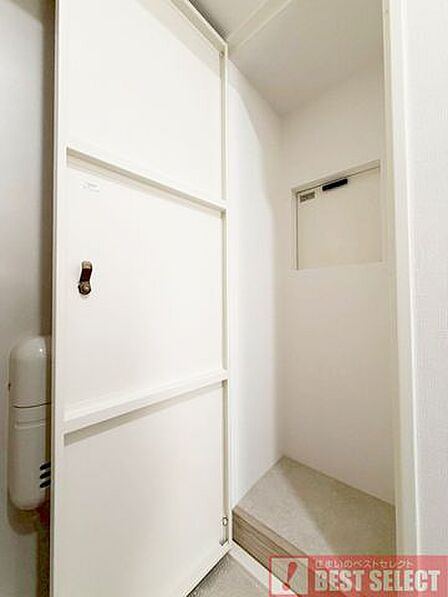 ■シューズボックスとは別に設けられた収納スペース。傘や荷物もそのまま収納できるスッキリとした空間