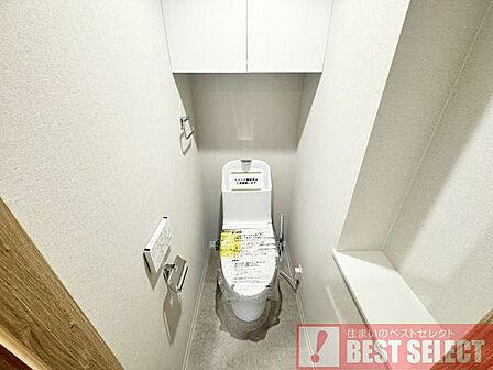 ■お掃除しやすい滑らかなフォルムのウォシュレット付トイレは、落ち着くパーソナル空間ですね