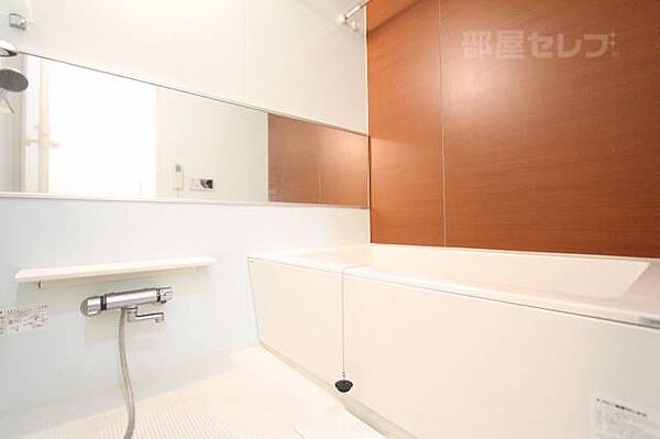 画像4:お風呂は壁もオシャレ！大きめの鏡も嬉しいですね